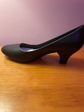 easy street Black Low Kitten Heel Pump